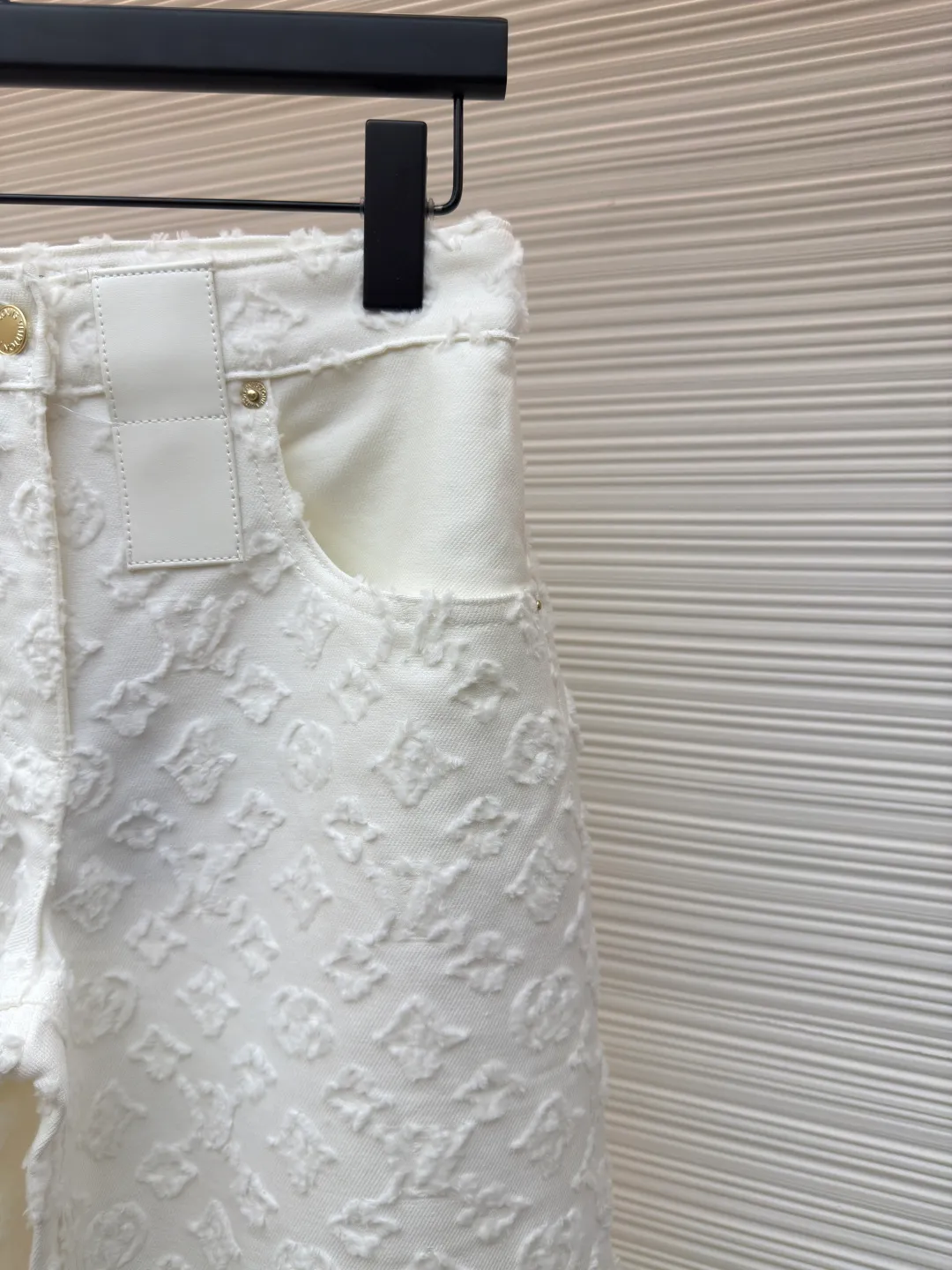 LOUIS VUITTON presbyopic three-dimensional embossed jacquard jeans ●Authentic product: purchased and developed by 185516 ●Item number: 1680238-B35 ●Material: denim fabric ●Technology: embossed jacquard production ●Version: fitted version ●Weight: about 615 grams ●Size: 34-36-38 ●Description: The presbyopia three-dimensional relief jacquard cost 18,500 to purchase and develop, using 100% cotton imported yarn and the classic presbyopia embossing process. The three-dimensional relief has an outstanding texture. The fabric is crisp and stylish. The high-waisted straight version makes the upper body slimmer and the legs longer. It looks good with or without matching. The details of the workmanship are all in place! To truly achieve the ultimate in luxury, all fabrics, accessories, and hardware are exclusively custom molded and produced in high quality! The overall wiring is straight and delicate, the fabric is comfortable and soft, and the color is consistent without color difference. It can be matched with the same style to create a fashionable look and control various occasions. Customized accessories, complete with three standards, same style for men and women!